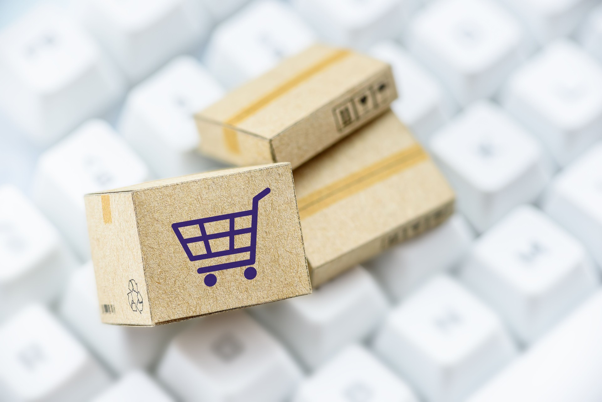 Box with shopping cart logo on a computer keyboard